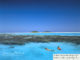 Snorkeling dans l'immense lagon de Rihiveli avec en arrière plan l'ile du Soleil Levant et l'ile aux Oiseaux