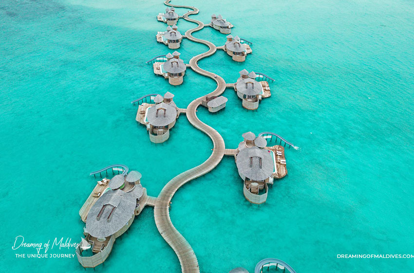 10 Lieux Extraordinaires À Voir Aux Maldives Les toits rétractables des villas à Soneva Jani