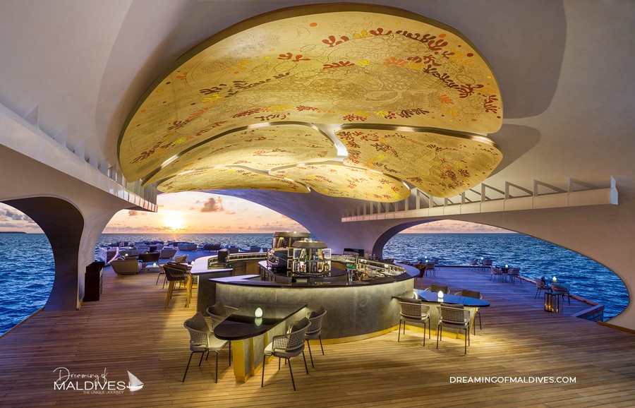 The St. Regis Maldives Vommuli Resort le Bar Whale Bar, avec un design inspiré du requin-baleine
