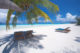 Maldives, sur la plage a l'ombre d'un cocotier