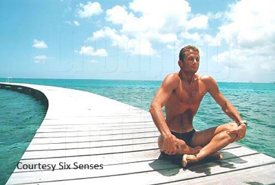 umberto-pelizzari-six-senses-laamu-maldives Champion du Monde d'Apnée Umberto Pelizzari en exercice de respiration avant de plonger aux Maldives. Six Senses Laamu