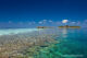 Vue sur les long récifs de Vilamendhoo qui s'etendent au-delà des villas sur pilotis snorkeling omniprésent