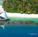 vue aérienne sur les villas sur la plage de W Maldives avec accès direct au snorkeling et récifs magnifiques. à gauche, le Spa 