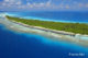 Photo aérienne des Maldives - Iles-Hotel le long du recif d'un Atoll 