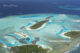Vue aérienne sur Naladhu Maldives, et ses iles soeurs Anantara Dhigu et Veli. Autour, le grand lagon bleu...totalement dépourvu de coraux.
