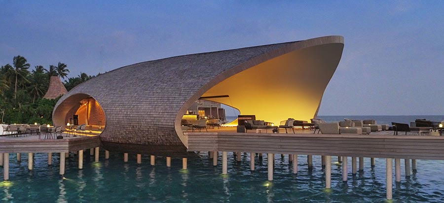The St. Regis Maldives Vommuli Resort le Bar Whale Bar, avec un design inspiré du requin-baleine