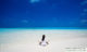 Séance de méditation sur le banc de sable de l'Ile du Soleil Levant.
