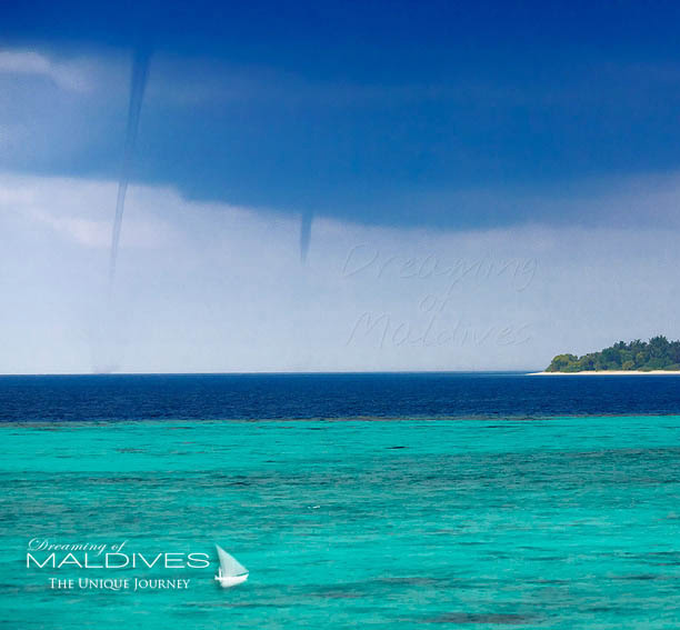 Phénomène climatique extrême et rare aux Maldives 2 mini-tornades. Photo exceptionnelle. saison des pluies