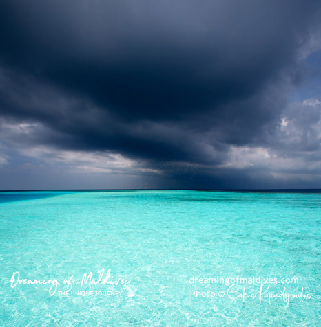 Contrastes entre bleu et gris avant une tempête aux Maldives