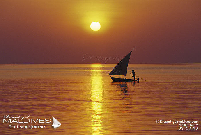 Petit Dhoni des Maldives au coucher de Soleil