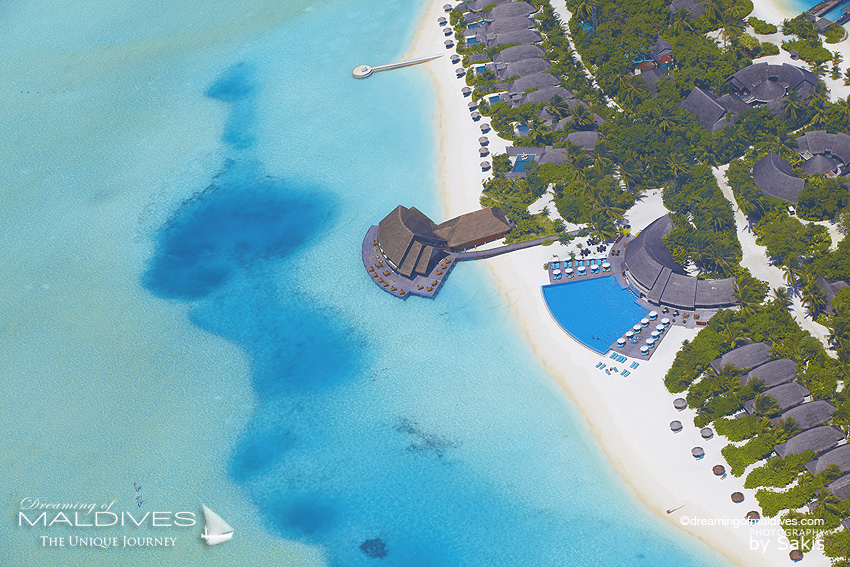 Anantara Dhigu Maldives Photo aérienne de la piscine, de la plage et du bar Aqua
