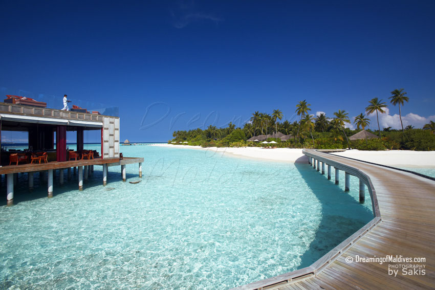 Anantara Kihavah Maldives Sur la gauche, SKY, le bar lounge panoramique