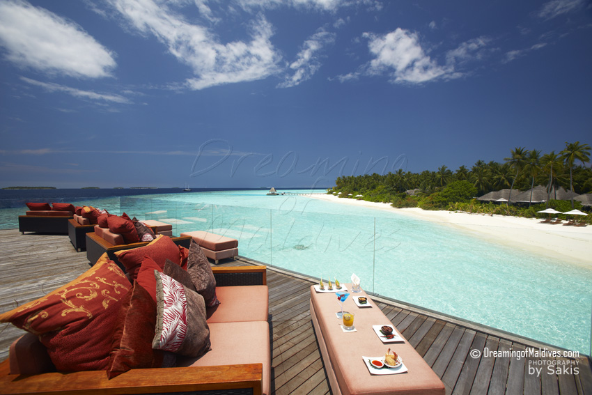 Anantara Kihavah Maldives Le bar panoramique de SKY, le Bar Lounge posé sur le lagon