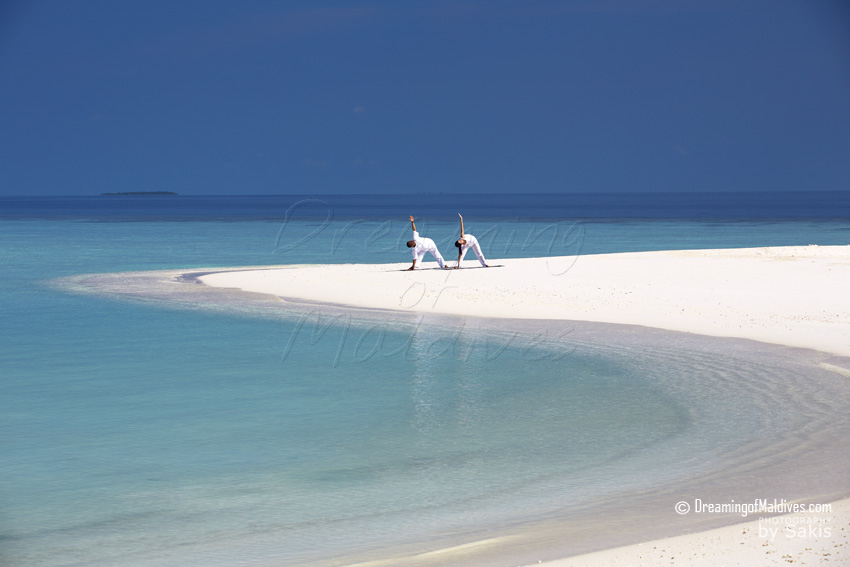 Anantara Kihavah Maldives Session de Yoga au petit matin sur la plage