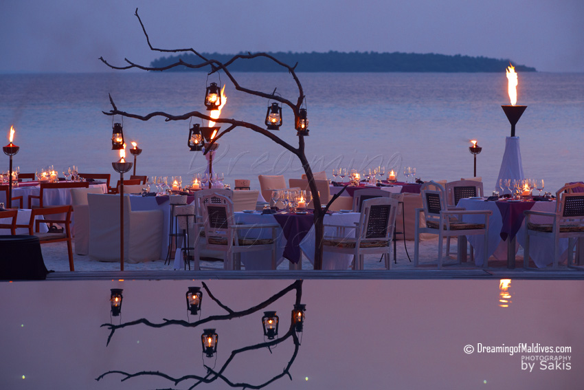 Anantara Kihavah Maldives - Diner sur la plage au restaurant principal