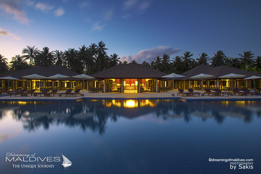 Hôtel Atmosphere Kanifushi Maldives Bar LIQUID et piscine au coucher de soleil