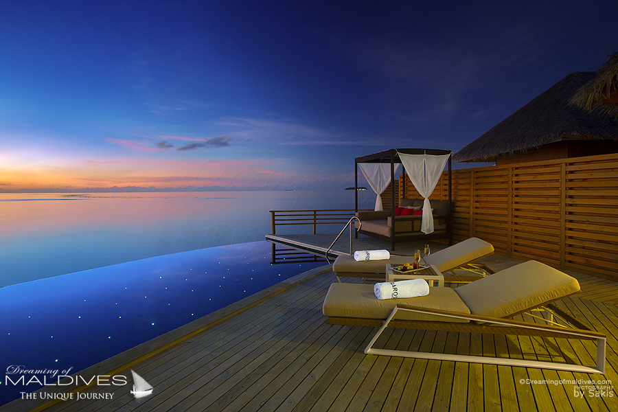 Baros Maldives Villas sur Pilotis & Piscine au coucher de Soleil