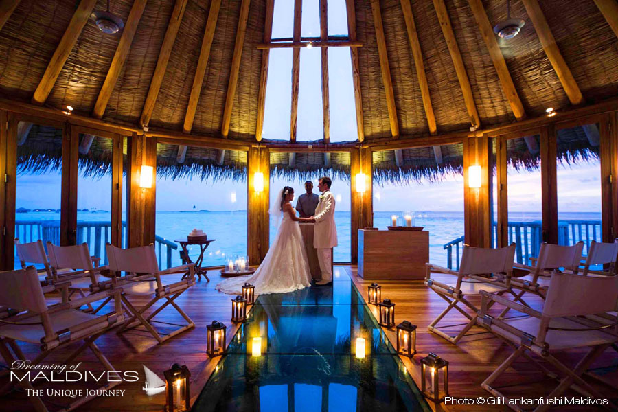 Gili Lankanfushi Maldives cérémonie de mariage dans la chapelle sur le lagon