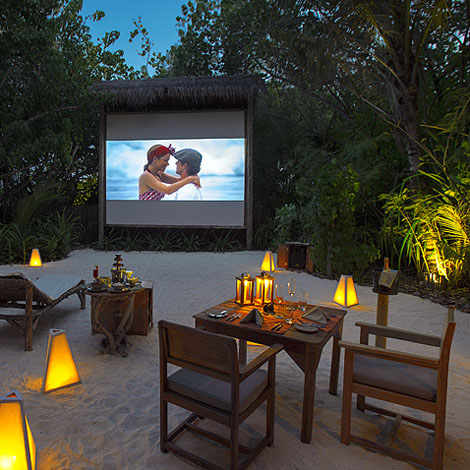 Gili Lankanfushi Maldives regarder un film dans le cinéma en plein air de l'île