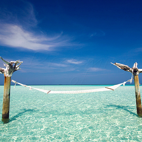 Gili Lankanfushi Maldives moments favoris se prélasser dans le hamac planté dans le lagon