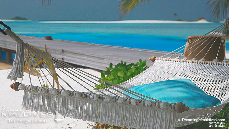 Naladhu Maldives Un des nombreux hamacs de la plage côté lagon