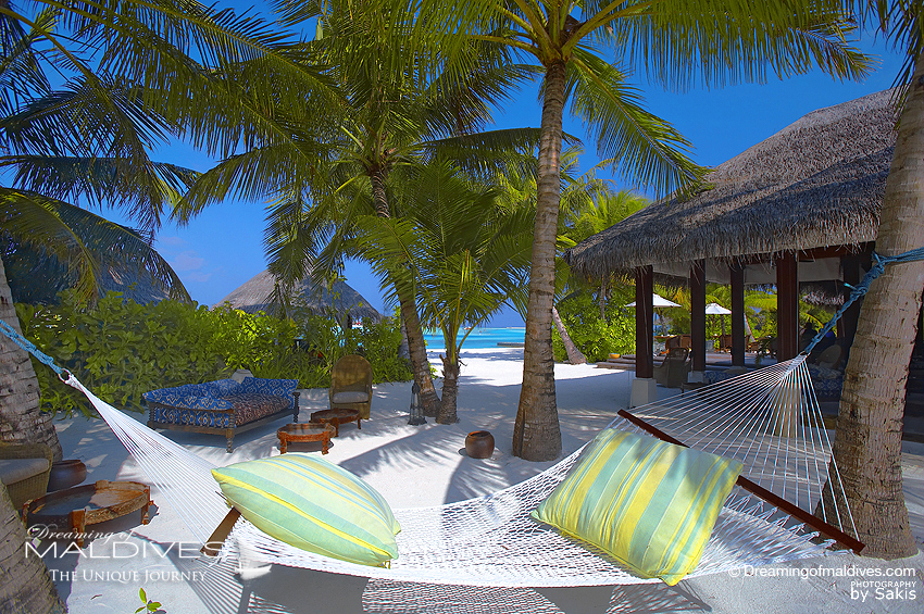 Naladhu Maldives Restaurant Le Living-Room et son espace de relaxation sur la plage