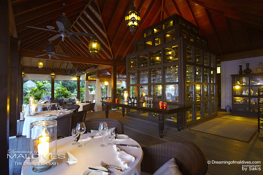 Naladhu Maldives Restaurant Le Living-Room et en arrière-plan la cave à vin