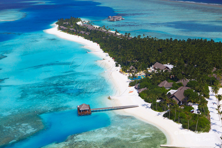 Niyama Maldives Photo aérienne - Vue sur la piscine, la jetee d'arrivee, les Villas sur plage et les Villas sur Pilotis ou Water Pavilions