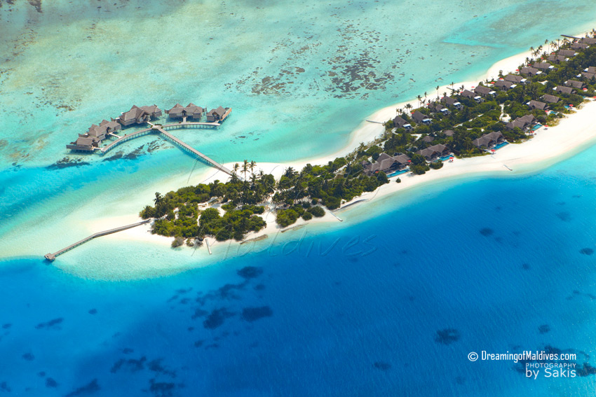 Niyama Maldives Photo aérienne - Vue sur la piscine, la jetee d'arrivee, les Villas sur plage et les Villas sur Pilotis ou Water Pavilions