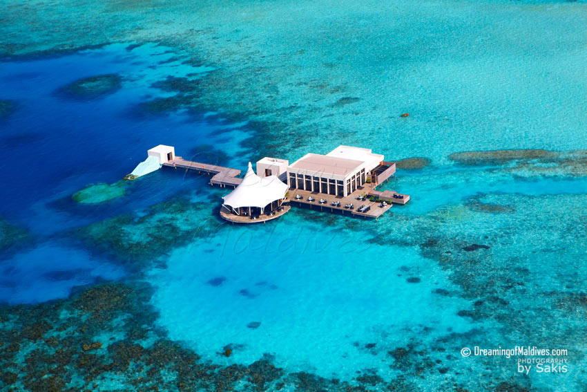 Niyama Maldives Photo aérienne de l'hôtel - Vue sur le restaurant flottant EDGE et la discothèque sous-marine SUBSIX