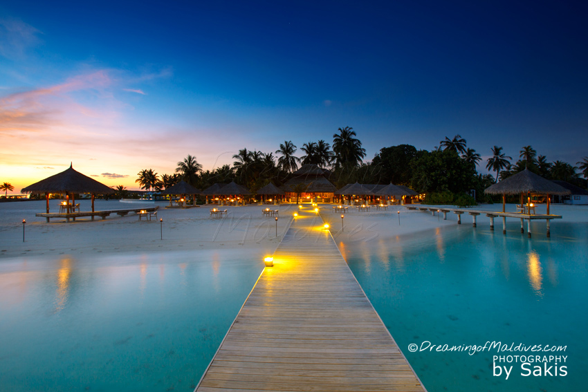 Hôtel Velassaru Maldives Restaurant SAND au coucher de soleil