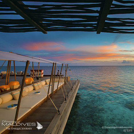 Hôtel W Maldives moments favoris Écouter le DJ mixer au coucher du soleil