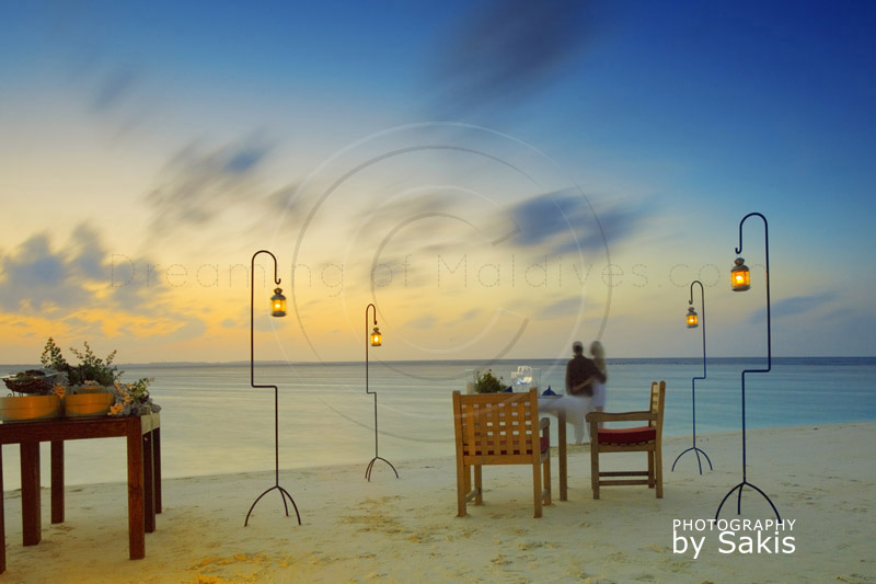 Un Diner Romantique sur la plage au coucher de Soleil aux Maldives