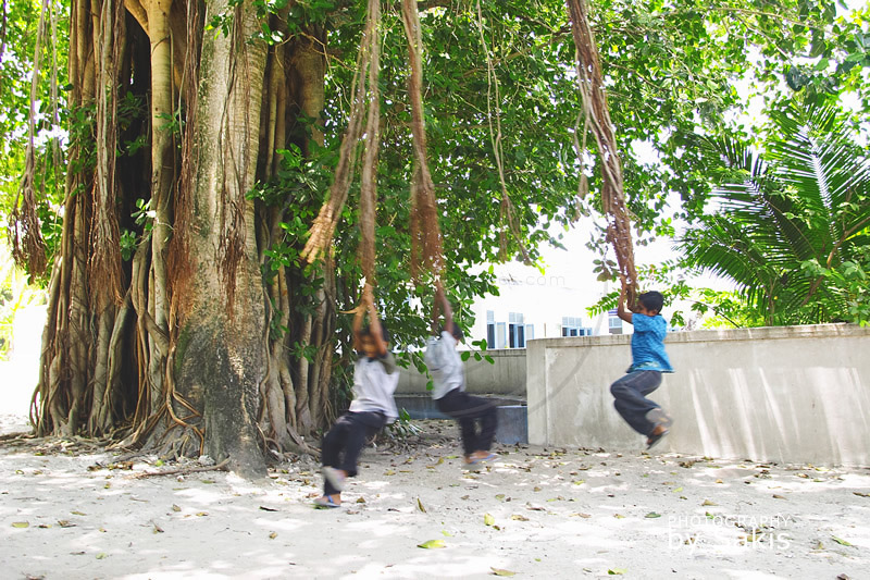 Maldives Enfants Maldiviens jouant sur une Ile locale