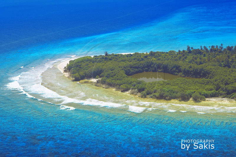 Photo aérienne des Maldives un lac sur une ile déserte