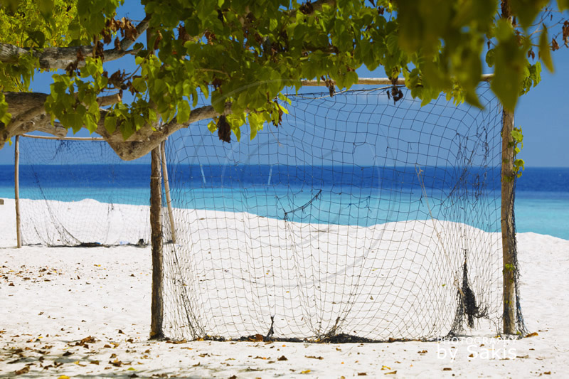 Maldives Vie sur les Iles Un terrain de foot sur la plage en bord de lagon