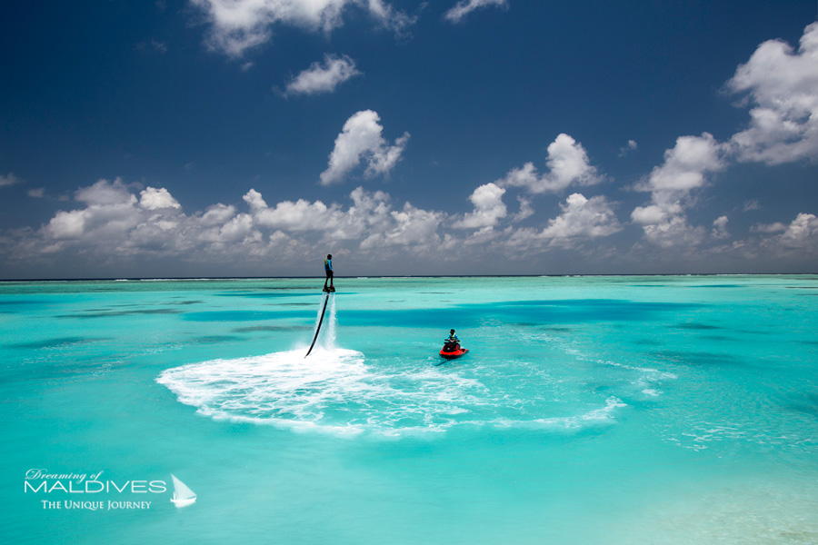 Meilleure Activité aux Maldives Essayer de nouveaux Sports Nautiques sur un lagon bleu gigantesque
