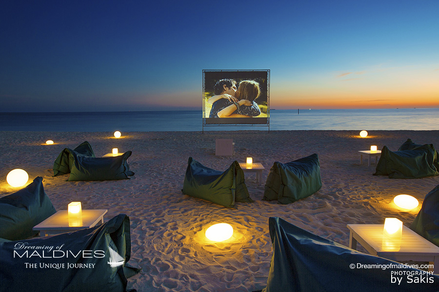 Aller au cinéma sur la plage aux Maldives