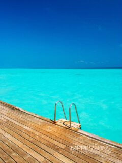 Enter the blue ….
📷 @impressionsphotobysakis #luxurytravel #luxurylifestyle #indianocean #islandlife #wanderlust
