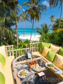Lunch feels different when this is your view 🏝️
📷 @impressionsphotobysakis  #luxurylifestyle #luxurytravel #luxuryhotel #privatedining #islandlife