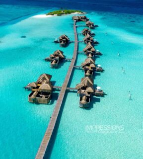 From your private villa to crystal-clear turquoise lagoon.
📷 @impressionsphotobysakis #luxurytravel #luxuryhotel #beachvibes #travelinspiration #travelgoals
