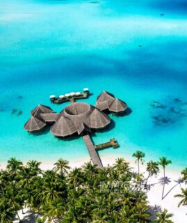 Fifty shades of turquoise. Save this post for your future dream getaway! 📌 📷 @impressionsphotobysakis #luxuryhotel #luxurytravel #luxuryresort #slowlife #travelinspiration