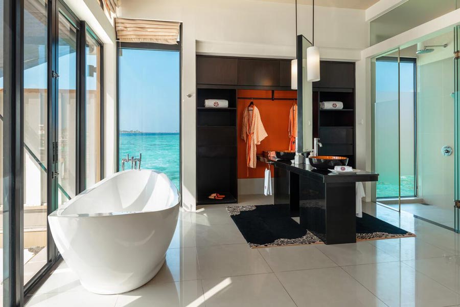 Baignoire avec vue sur le lagon à l'hôtel Angsana Velavaru Maldives