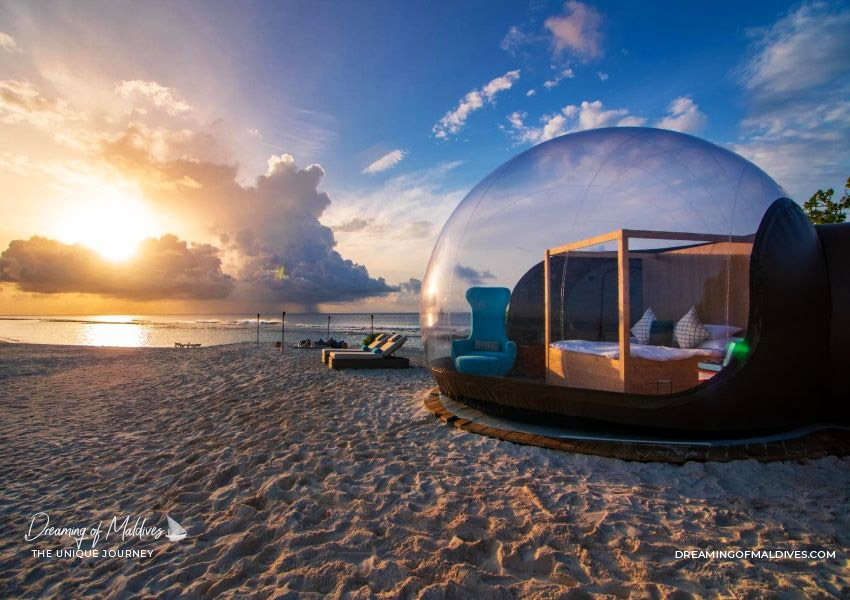 10 Lieux Extraordinaires À Voir Aux Maldives chambre Luxueuse en forme de bulle sur la plage de Finolhu Maldives