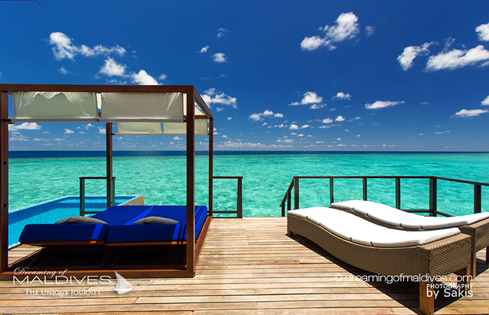 L’hôtel de Coco Bodu Hithi Maldives, le snorkeling sur les récifs est accessible directement depuis les villas sur pilotis | Photo
