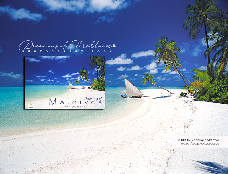 Un petit dhoni traditionnel échoué sur une plage de rêve des Maldives en couverture de la 1ère Édition du Livre Dreaming of Maldives.