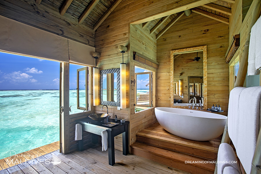 Baignoire avec vues sur le lagon à l'hôtel Gili Lankanfushi Maldives The Private Reserve