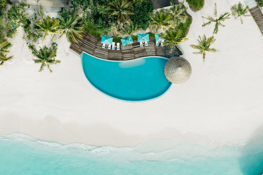 NOVA Maldives en tout-inclus. Vue aérienne sur la piscine de l'hôtel