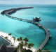vue aérienne Joali Maldives la jetée d'arrivée et les villas sur pilotis