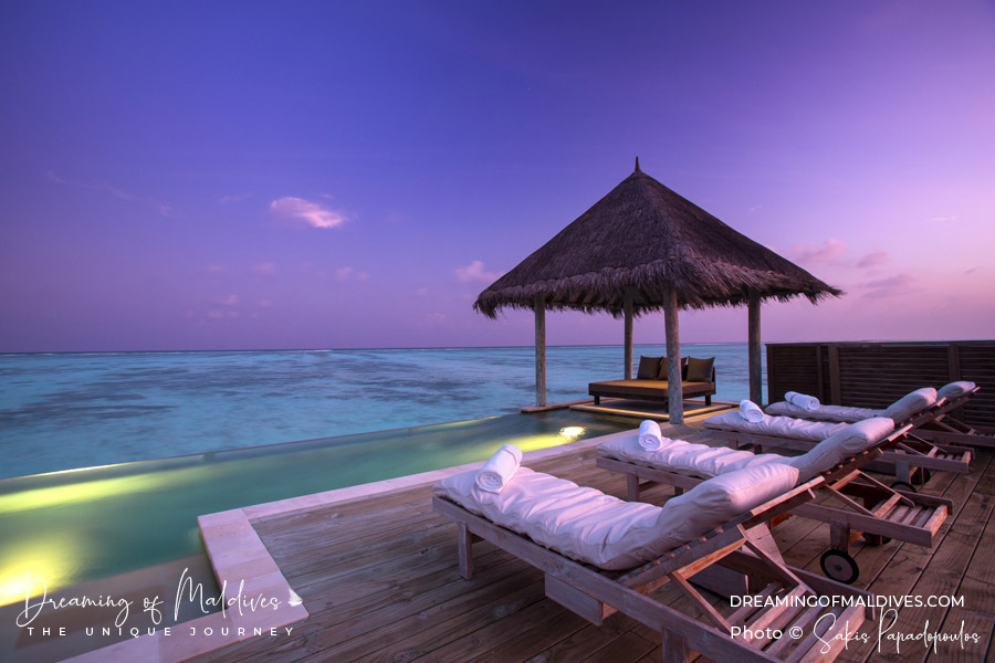 la piscine de la Private Reserve gili lankanfushi maldives au coucher du soleil